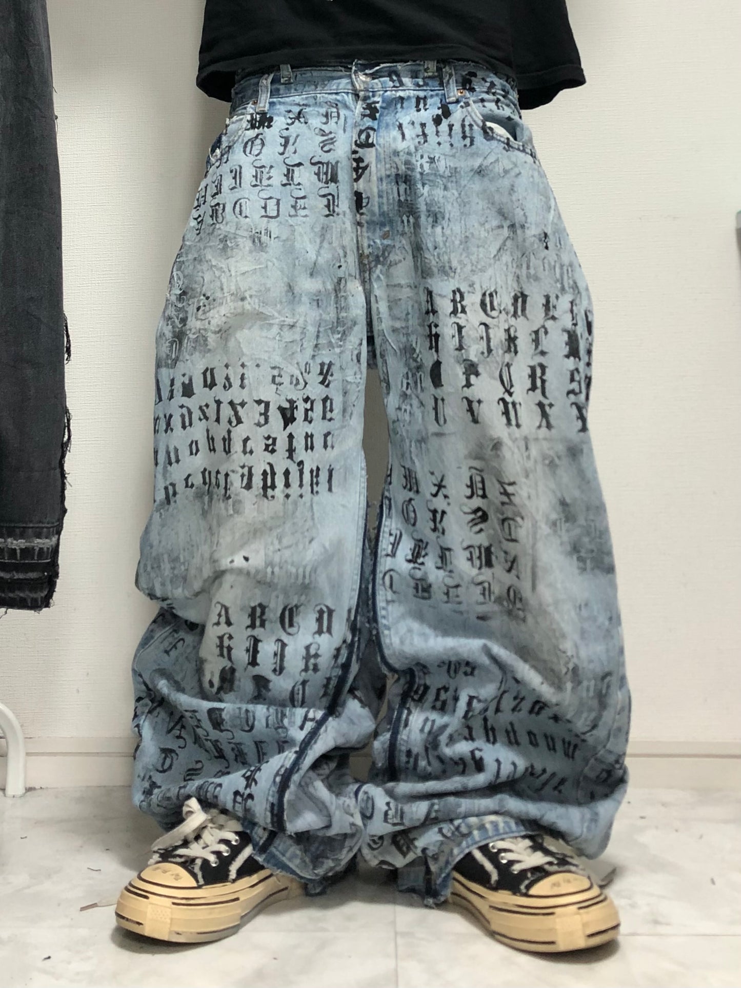 error word denim pants