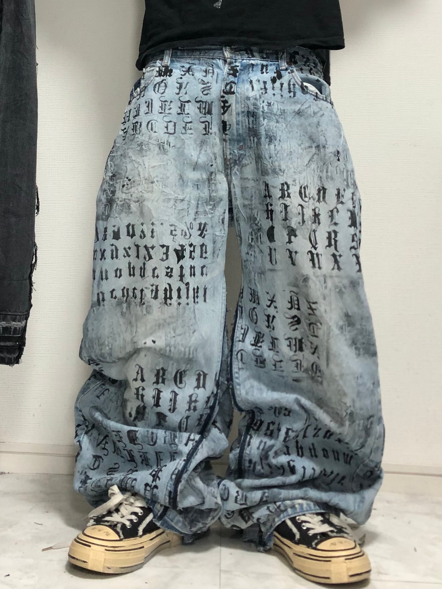 error word denim pants
